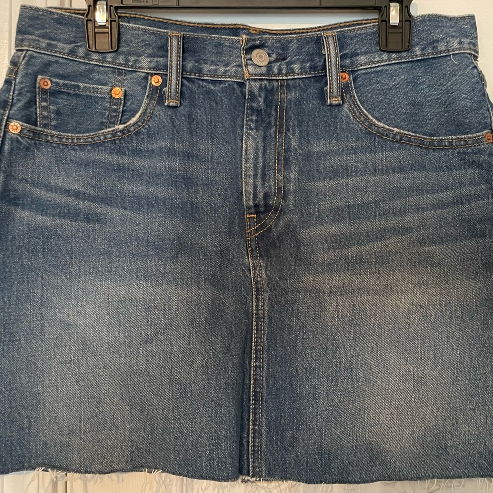 Levi’s Jean Skirt-button up in EXCELLENT condition. Perfect for summer. ❤️☀️🌙